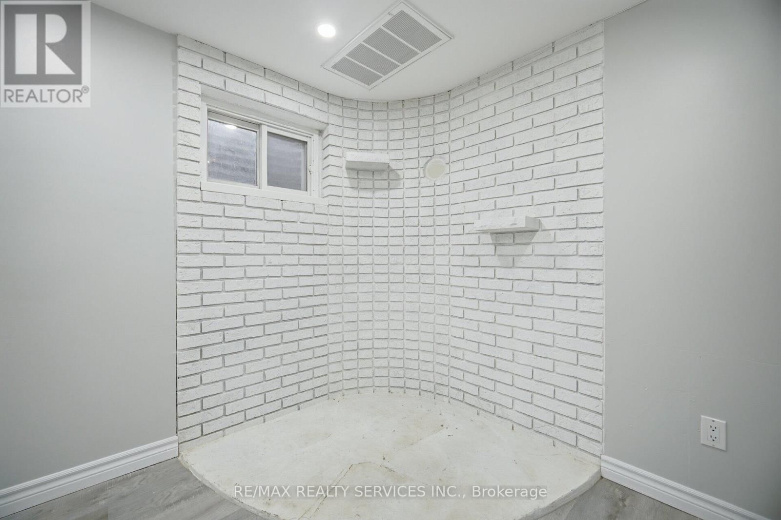 15 LAWRENCE AVENUE Image 35