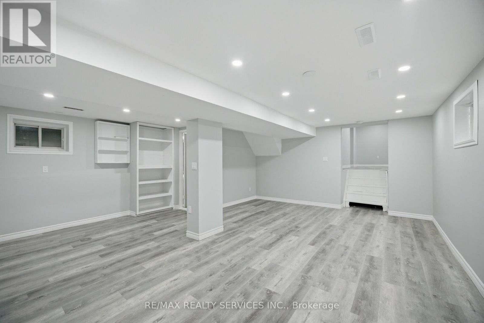 15 LAWRENCE AVENUE Image 36