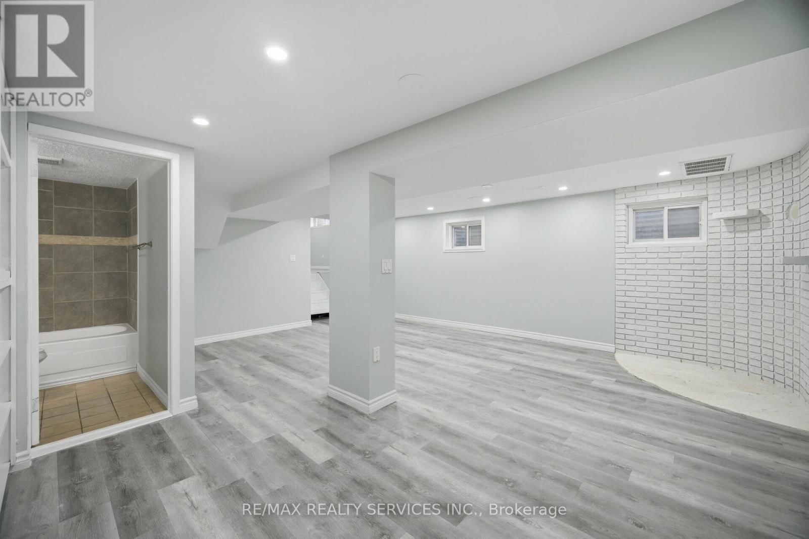 15 LAWRENCE AVENUE Image 37