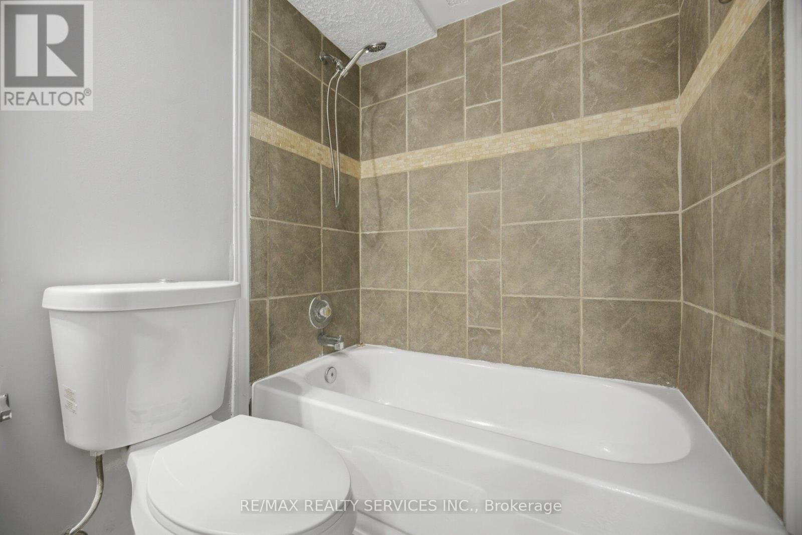 15 LAWRENCE AVENUE Image 38