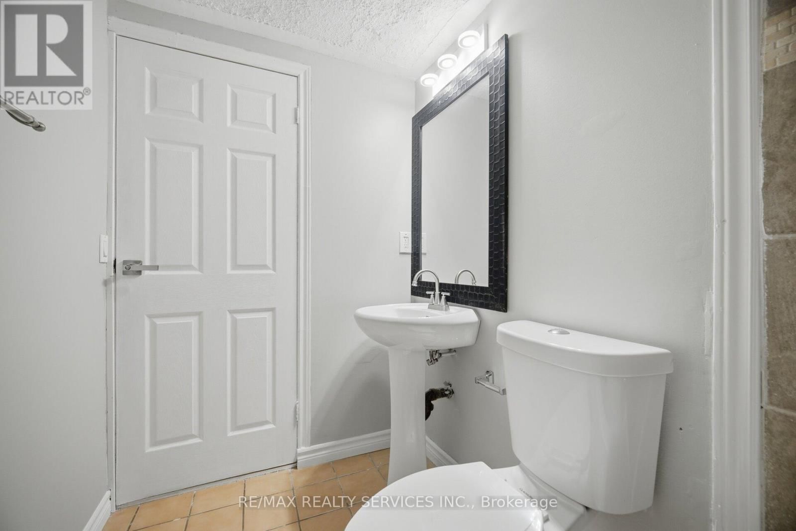 15 LAWRENCE AVENUE Image 39