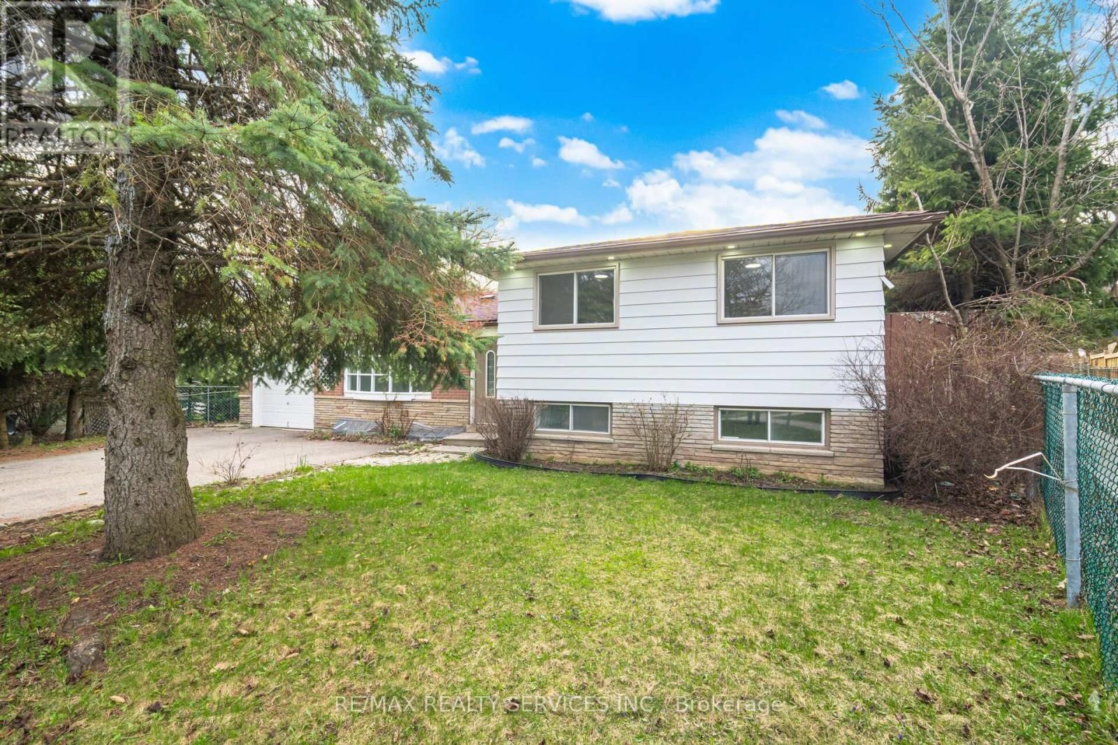 15 LAWRENCE AVENUE Image 4