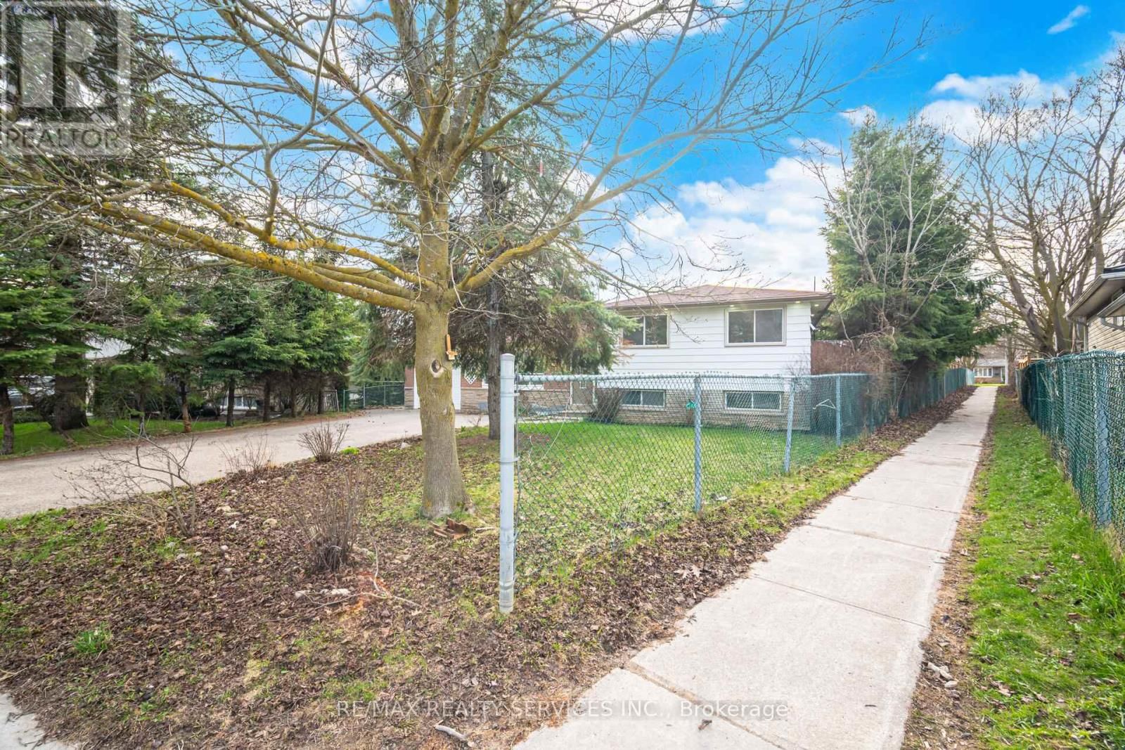 15 LAWRENCE AVENUE Image 5