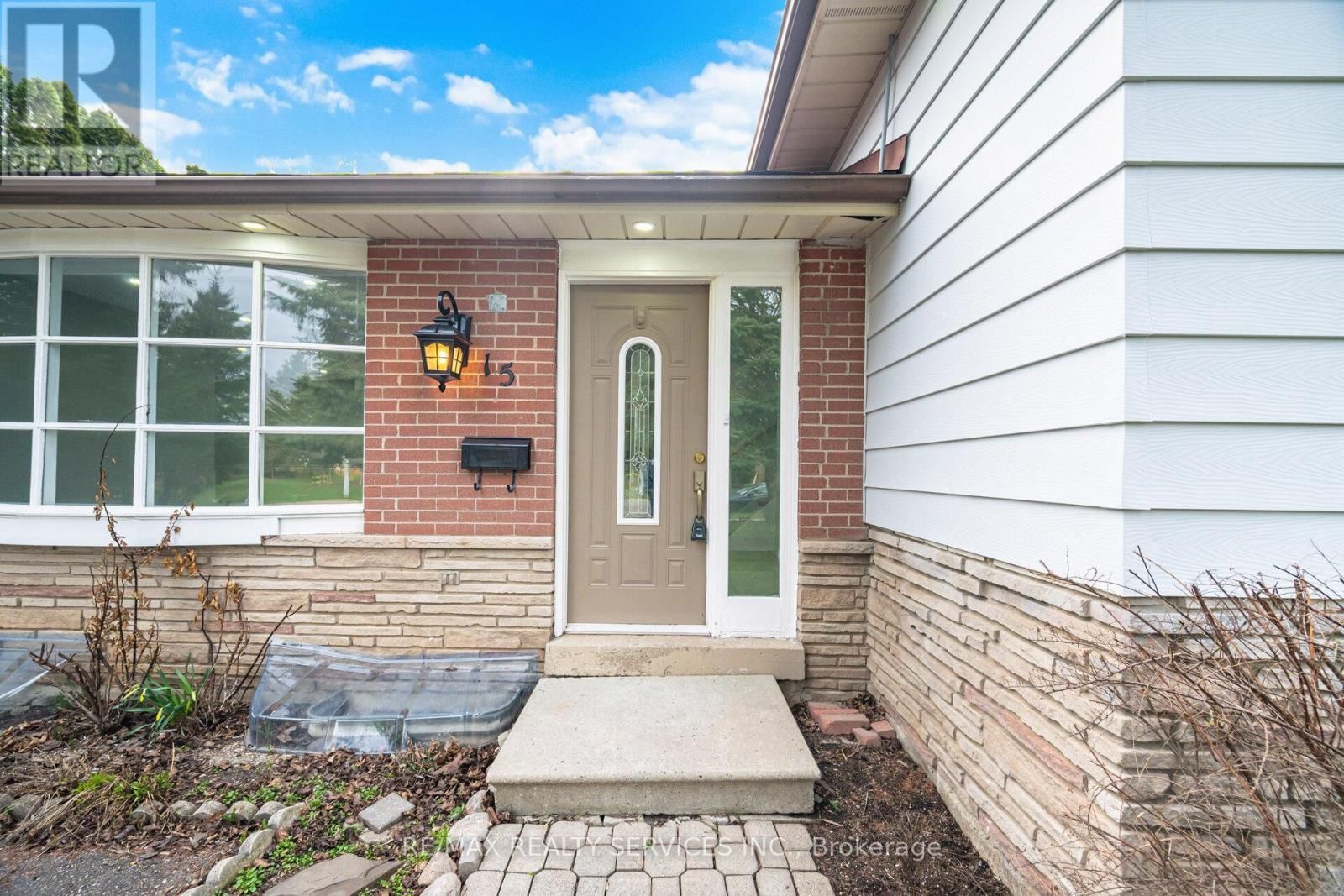 15 LAWRENCE AVENUE Image 6