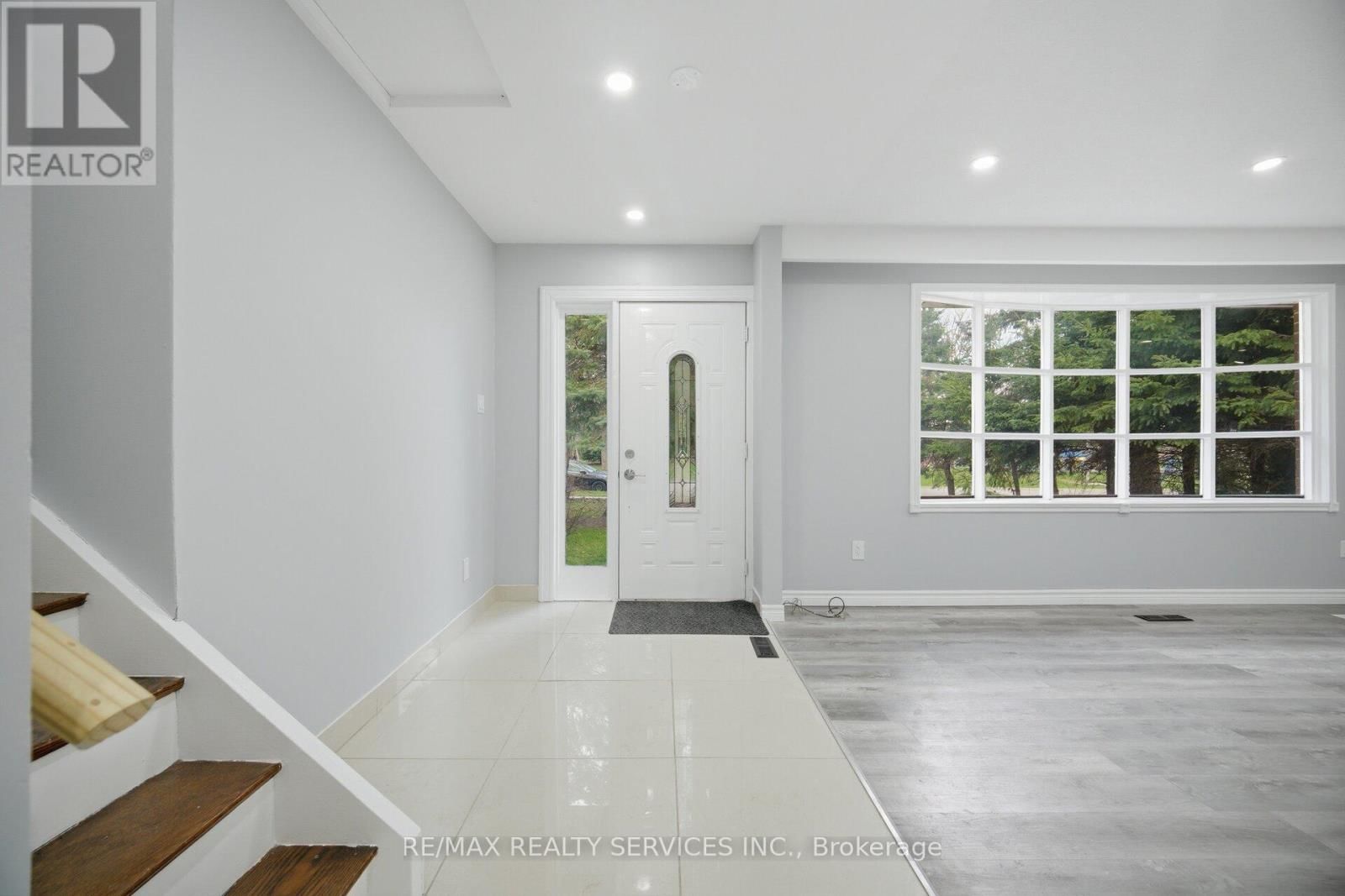 15 LAWRENCE AVENUE Image 7