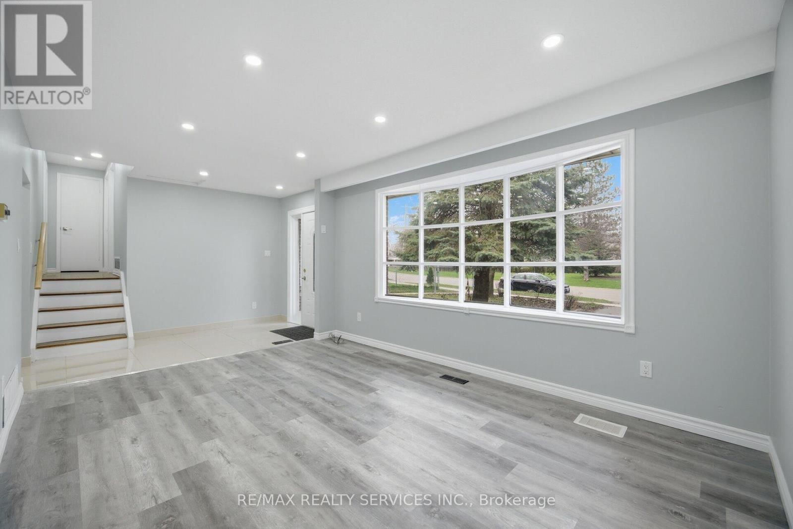 15 LAWRENCE AVENUE Image 9