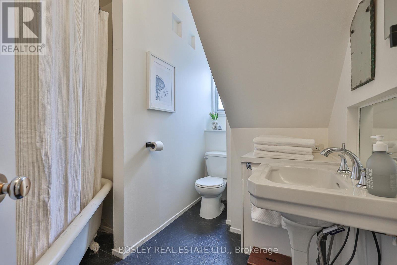 123 GRENADIER ROAD Image 12