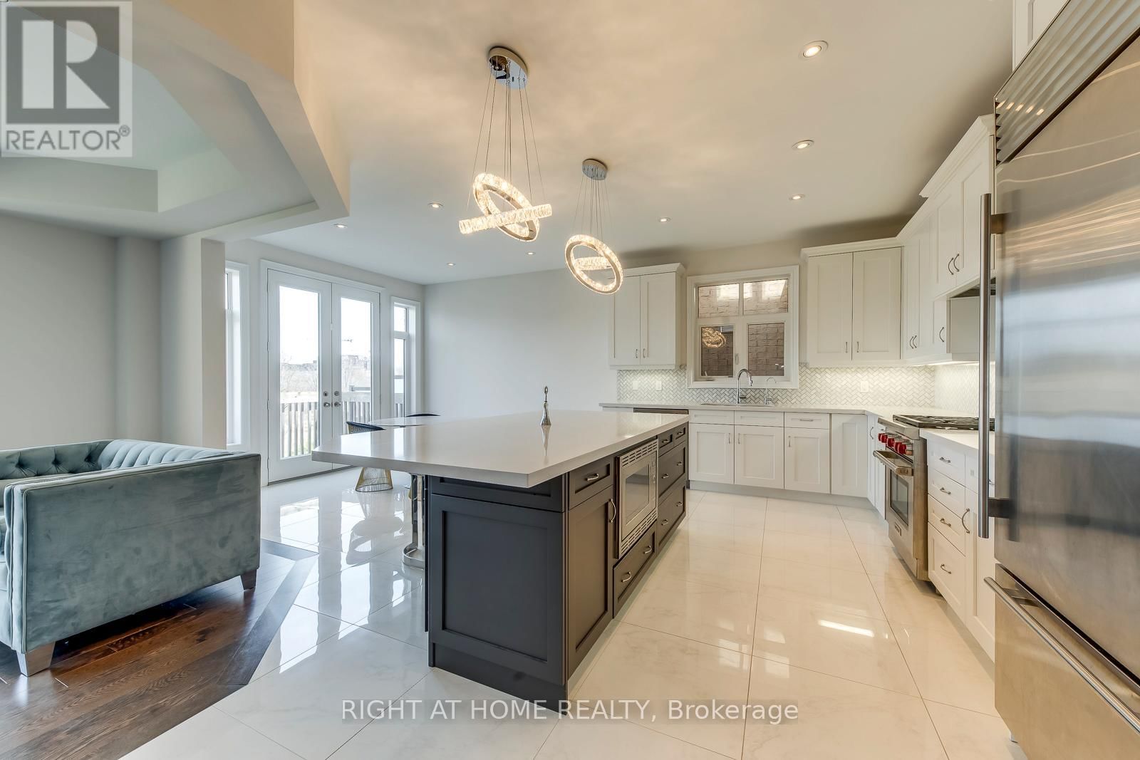 2441 CHATEAU COMMON Image 15