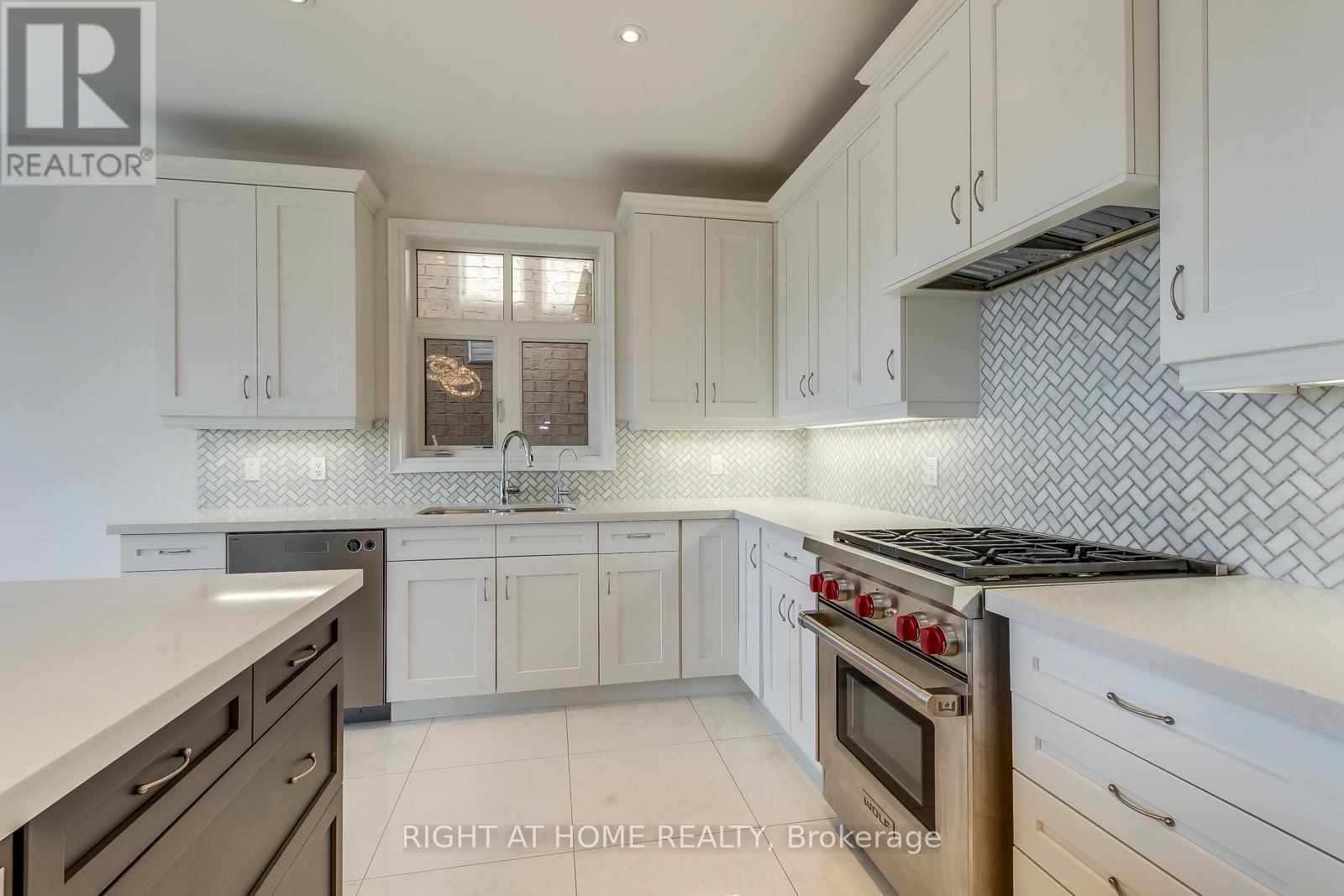 2441 CHATEAU COMMON Image 17