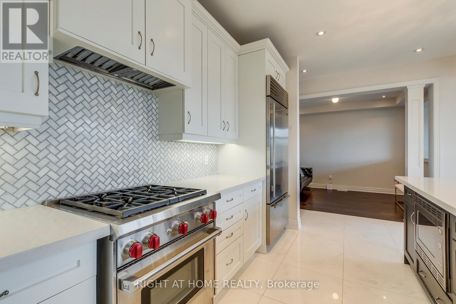 2441 CHATEAU COMMON Image 18