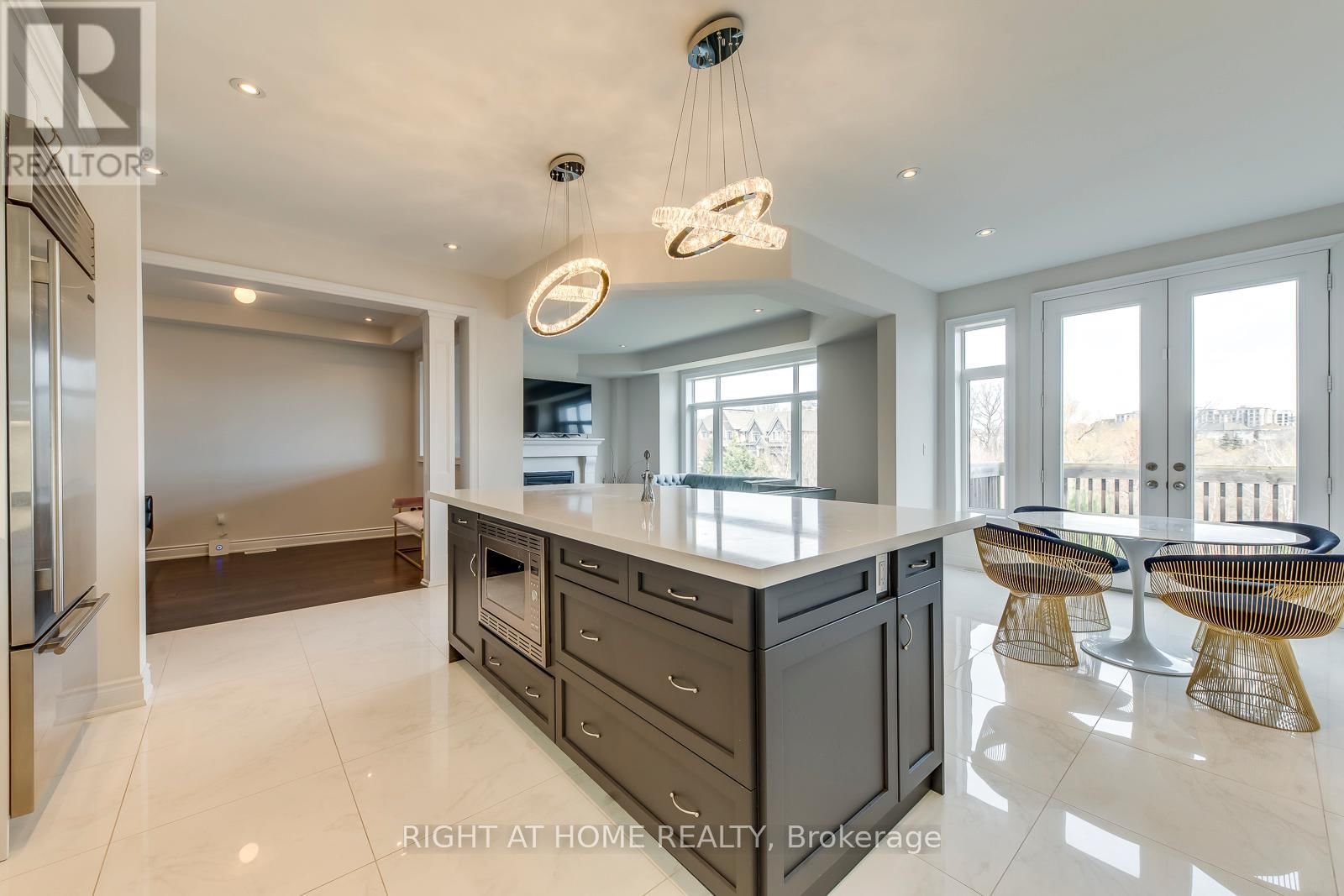 2441 CHATEAU COMMON Image 19