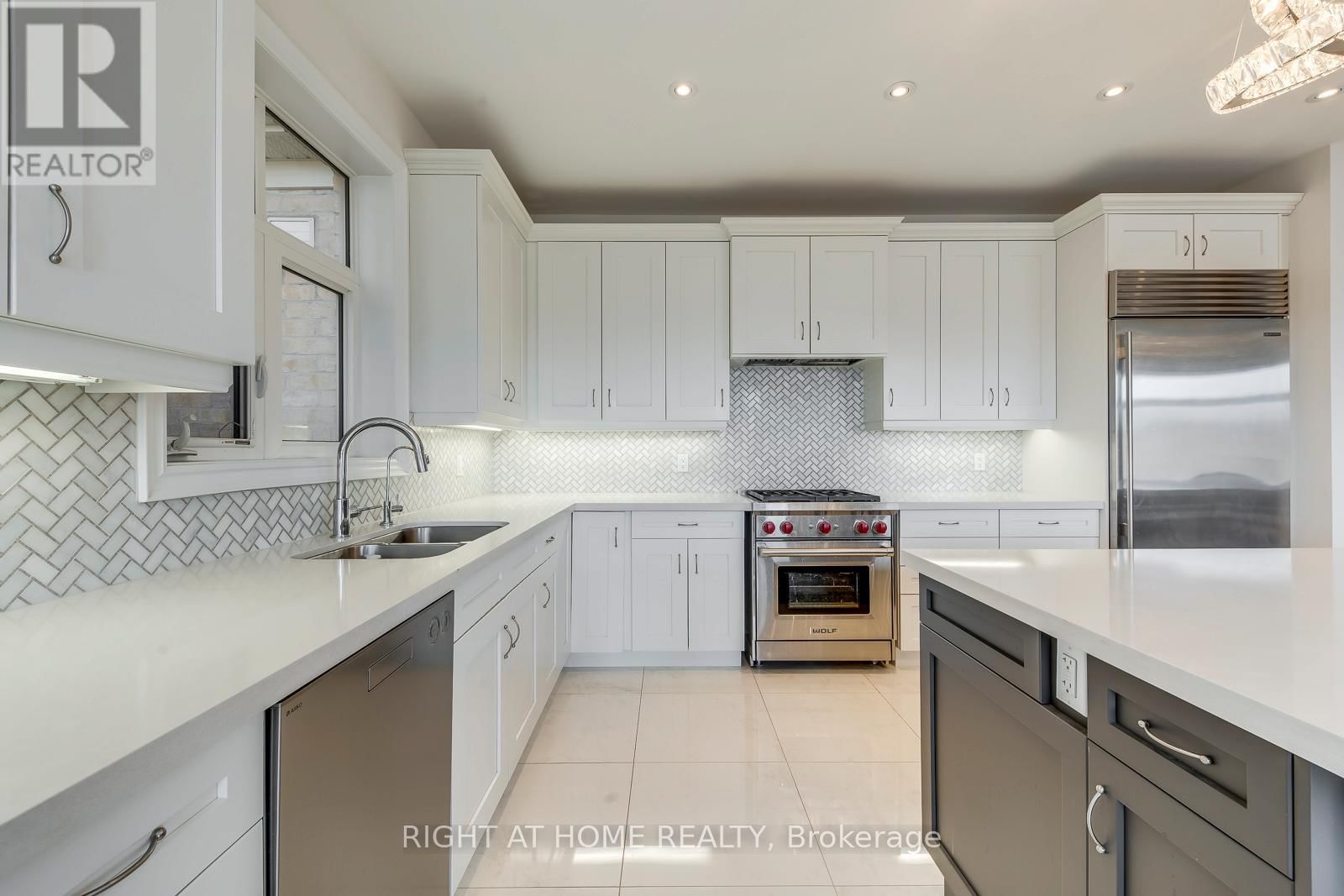 2441 CHATEAU COMMON Image 20