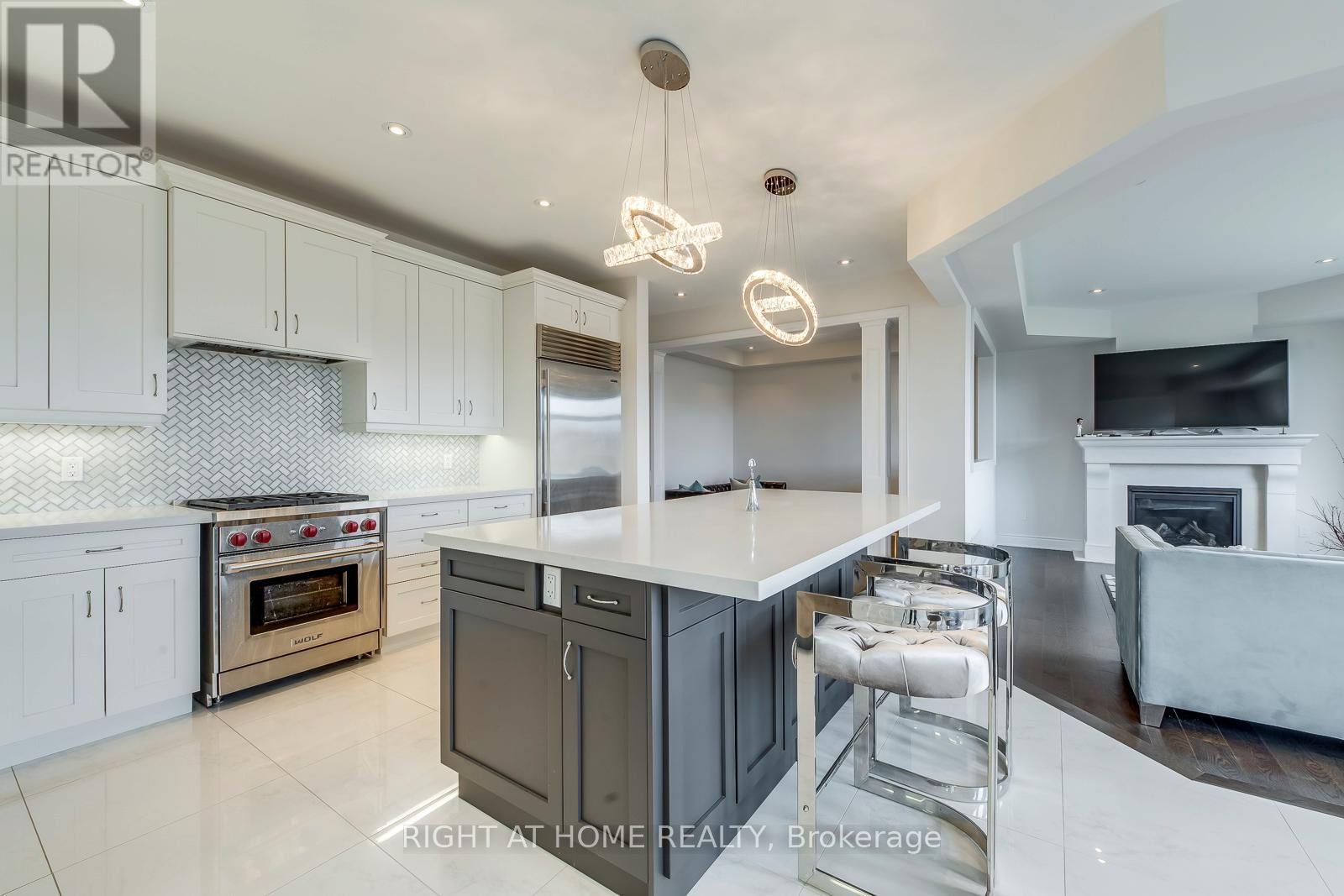 2441 CHATEAU COMMON Image 21