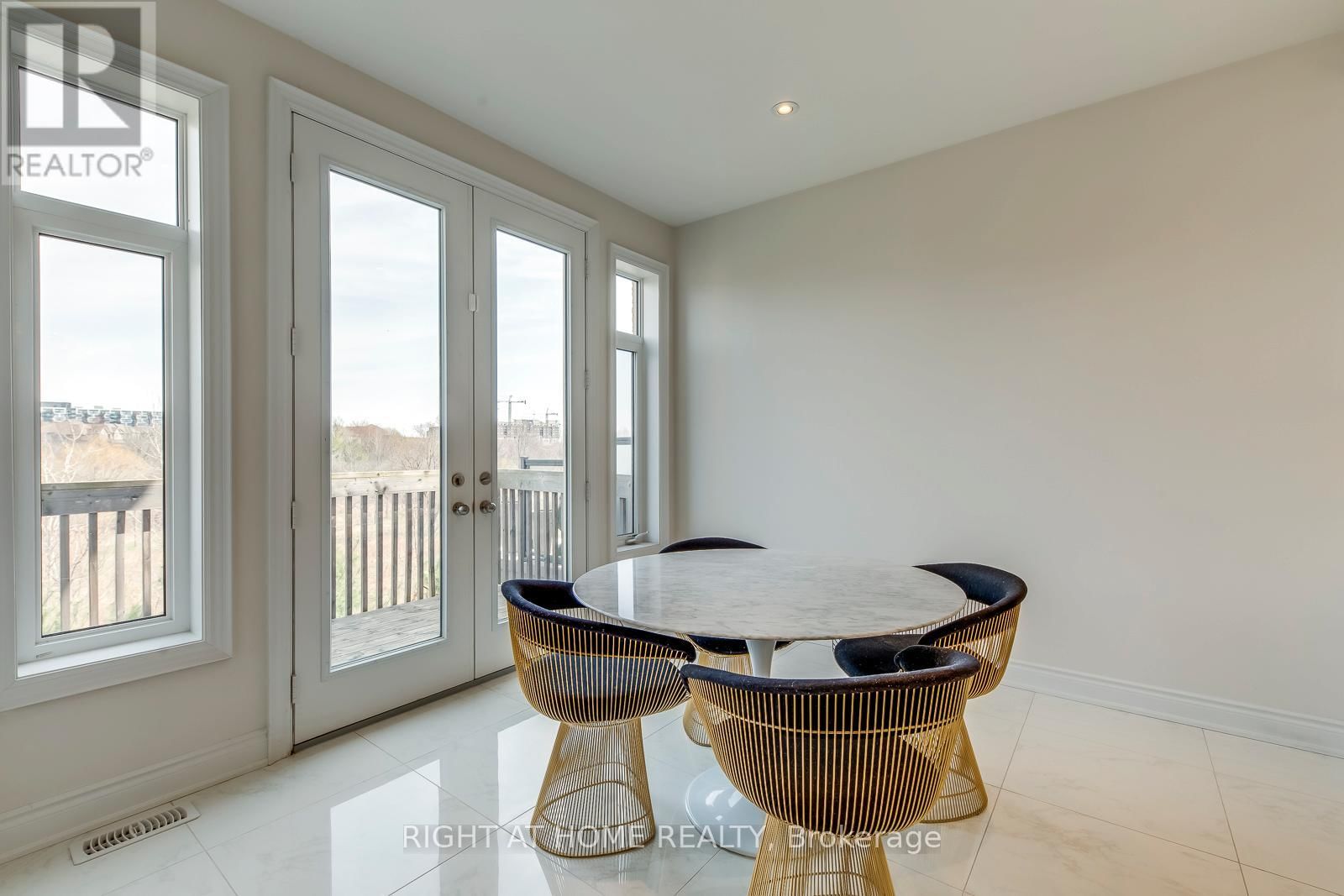 2441 CHATEAU COMMON Image 22