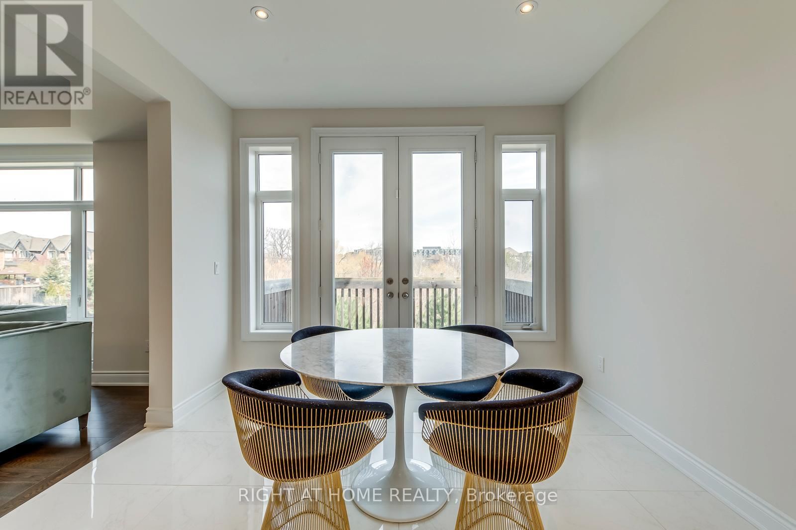 2441 CHATEAU COMMON Image 23