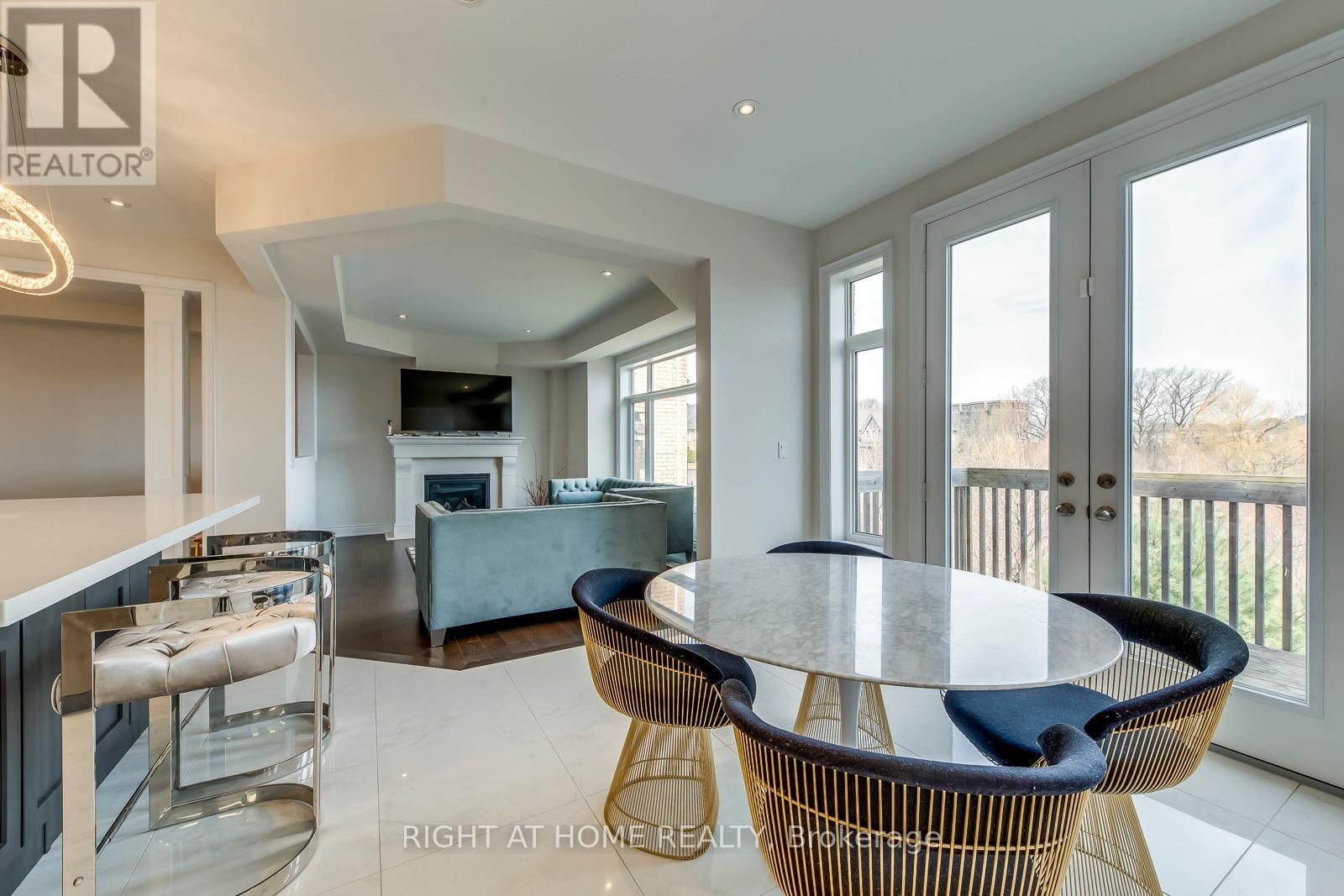 2441 CHATEAU COMMON Image 24