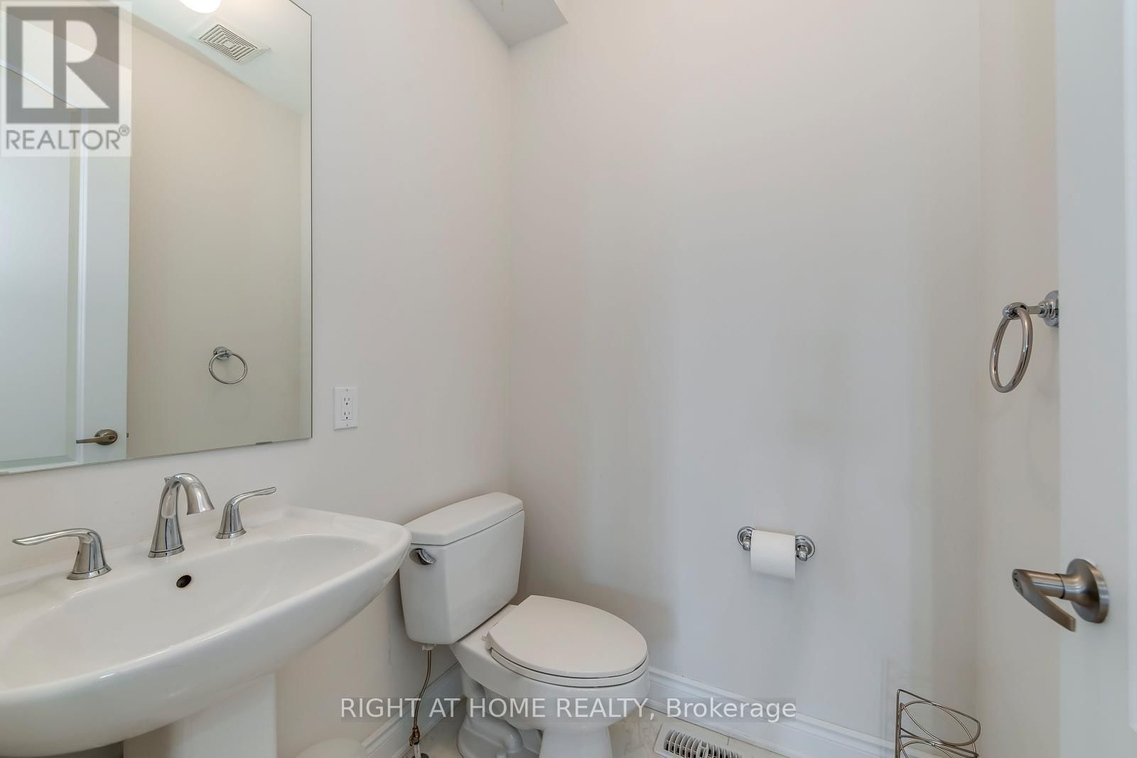 2441 CHATEAU COMMON Image 27