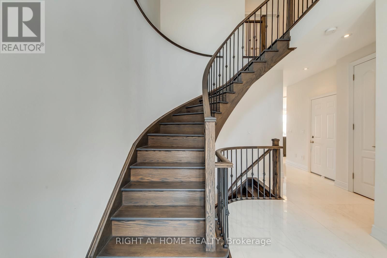 2441 CHATEAU COMMON Image 28