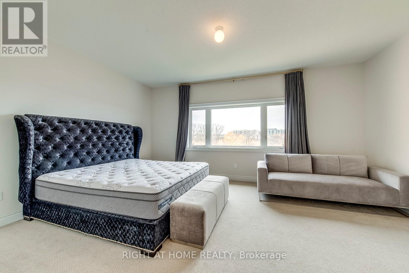 2441 CHATEAU COMMON Image 34