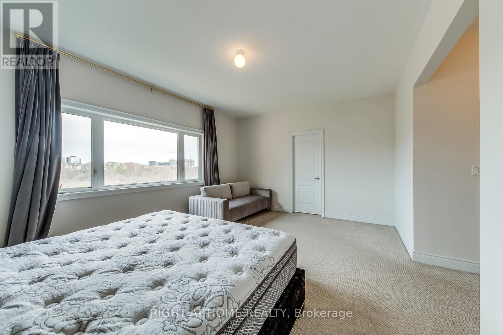 2441 CHATEAU COMMON Image 35