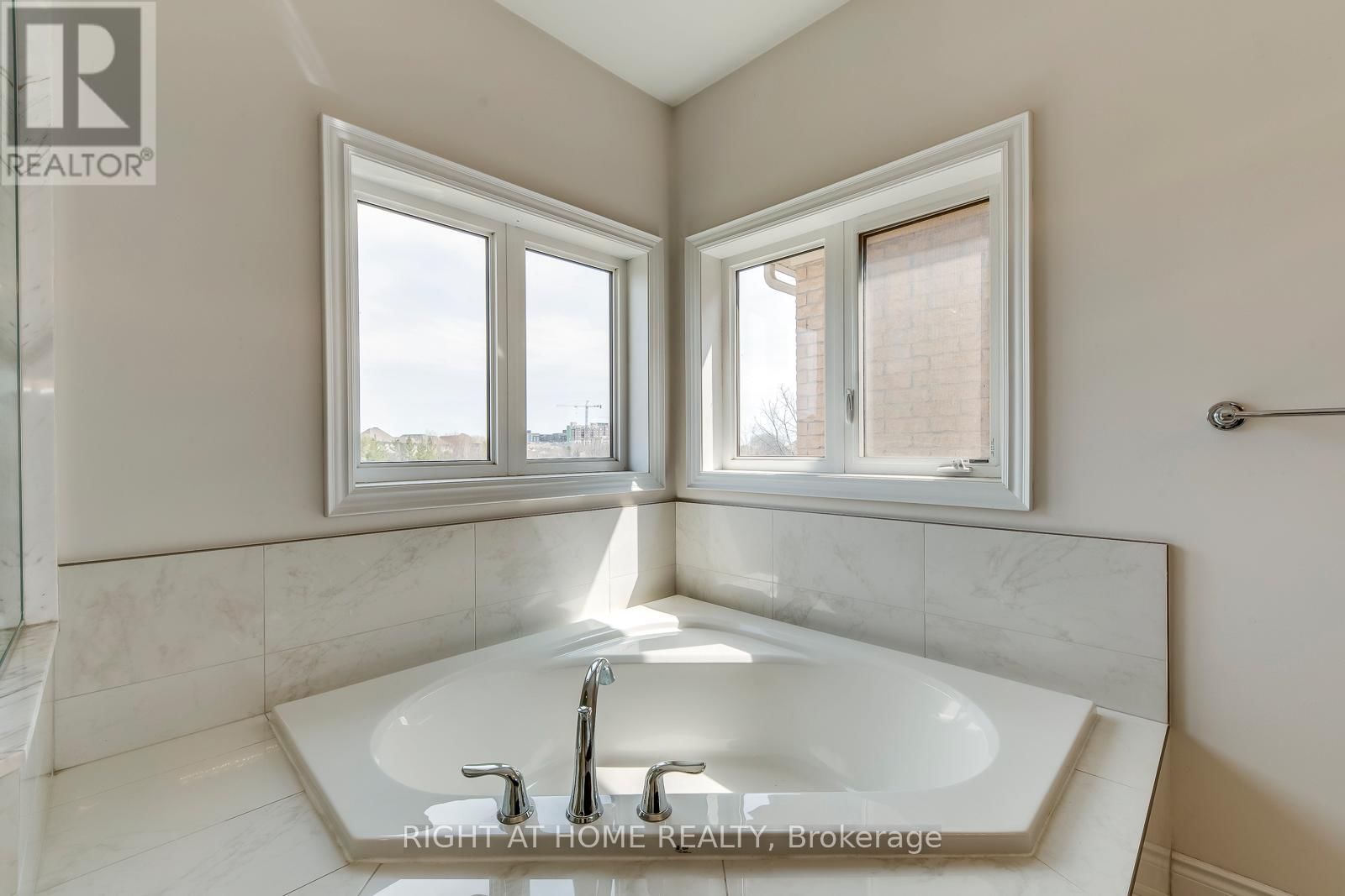 2441 CHATEAU COMMON Image 37