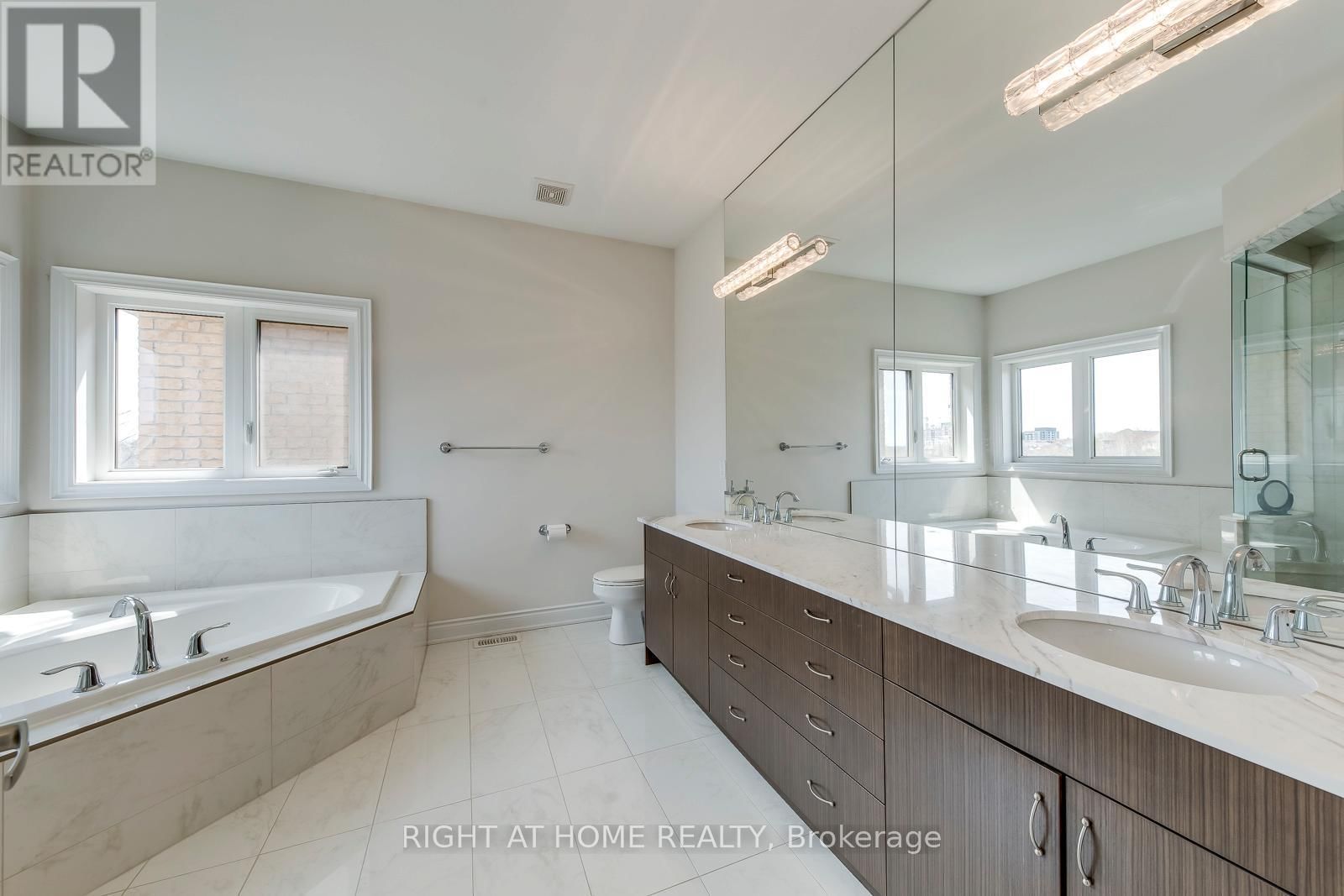 2441 CHATEAU COMMON Image 38