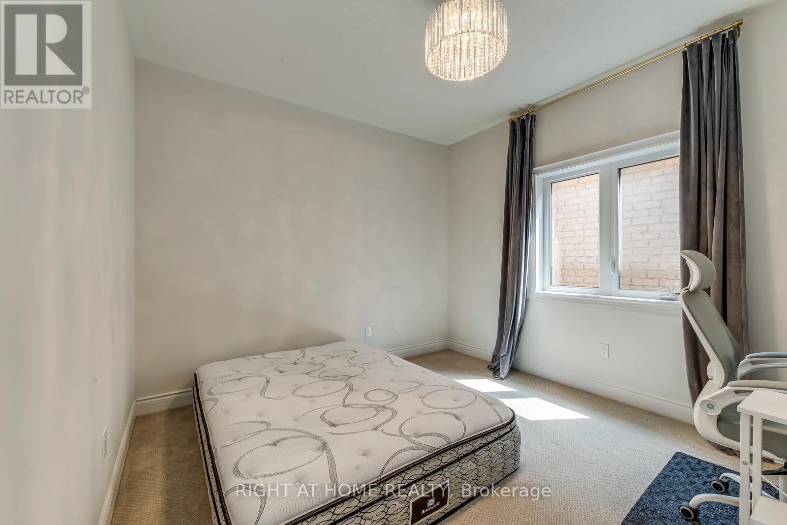 2441 CHATEAU COMMON Image 42