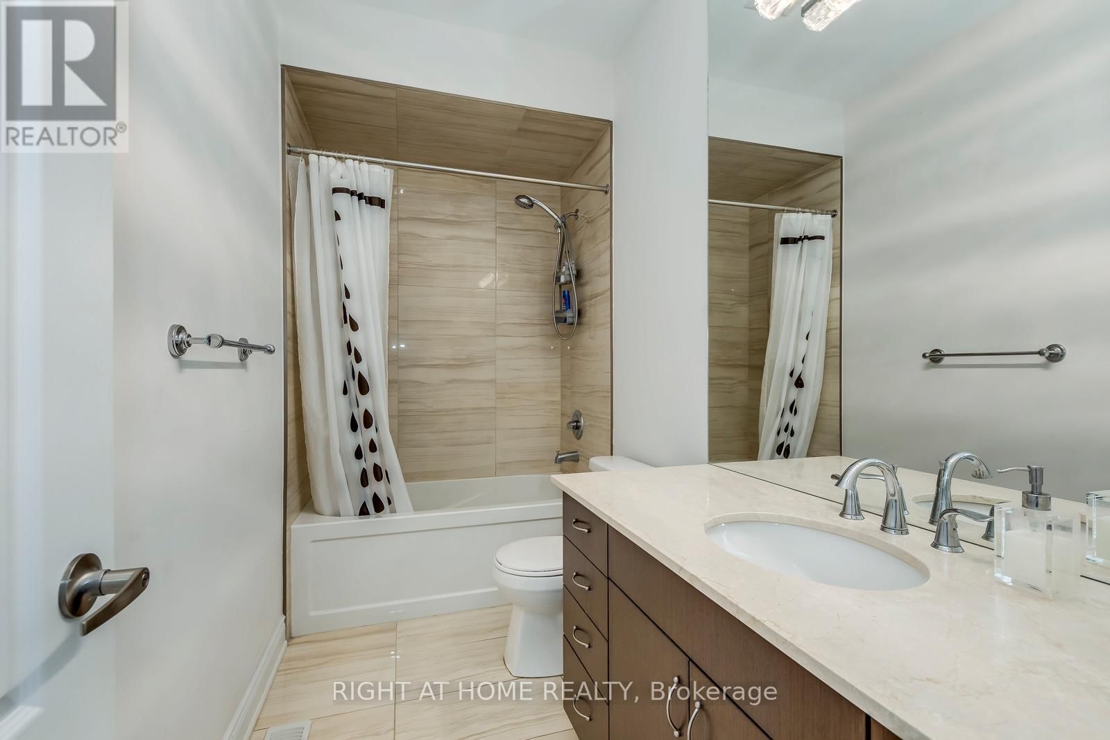 2441 CHATEAU COMMON Image 44