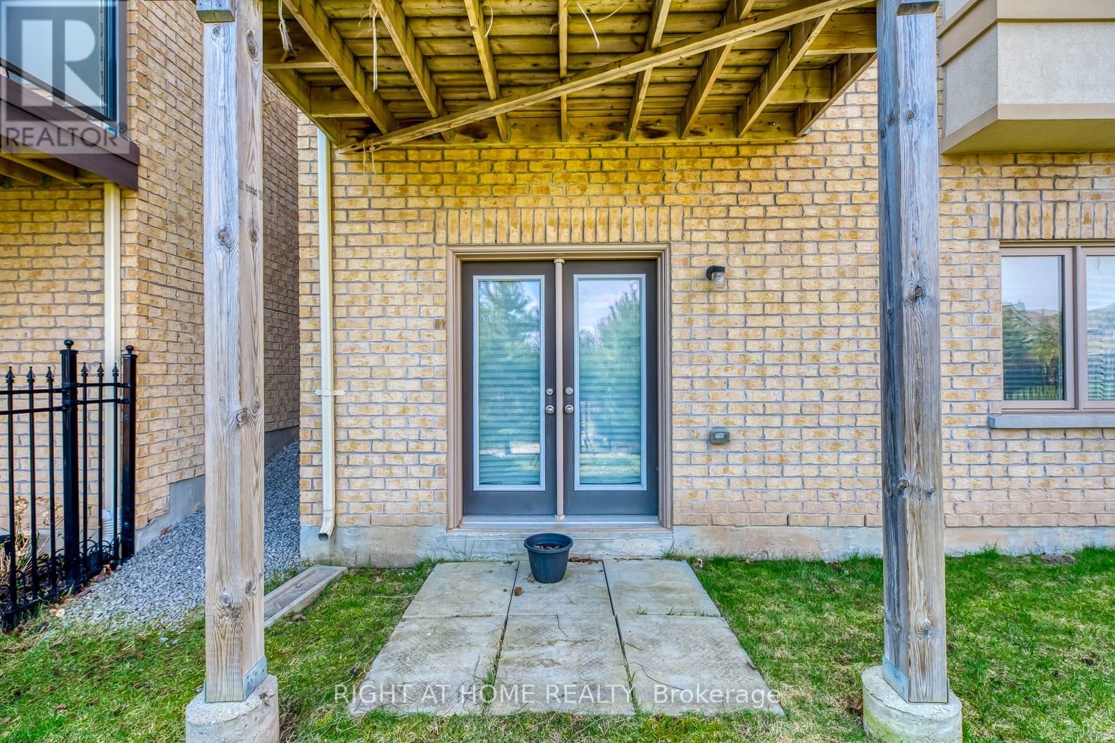 2441 CHATEAU COMMON Image 46