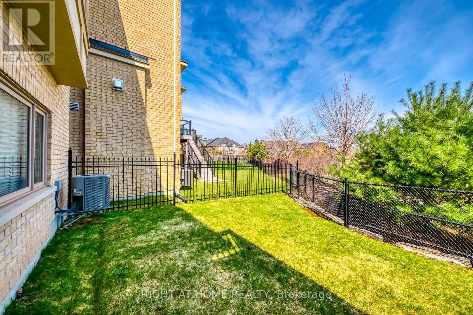 2441 CHATEAU COMMON Image 47