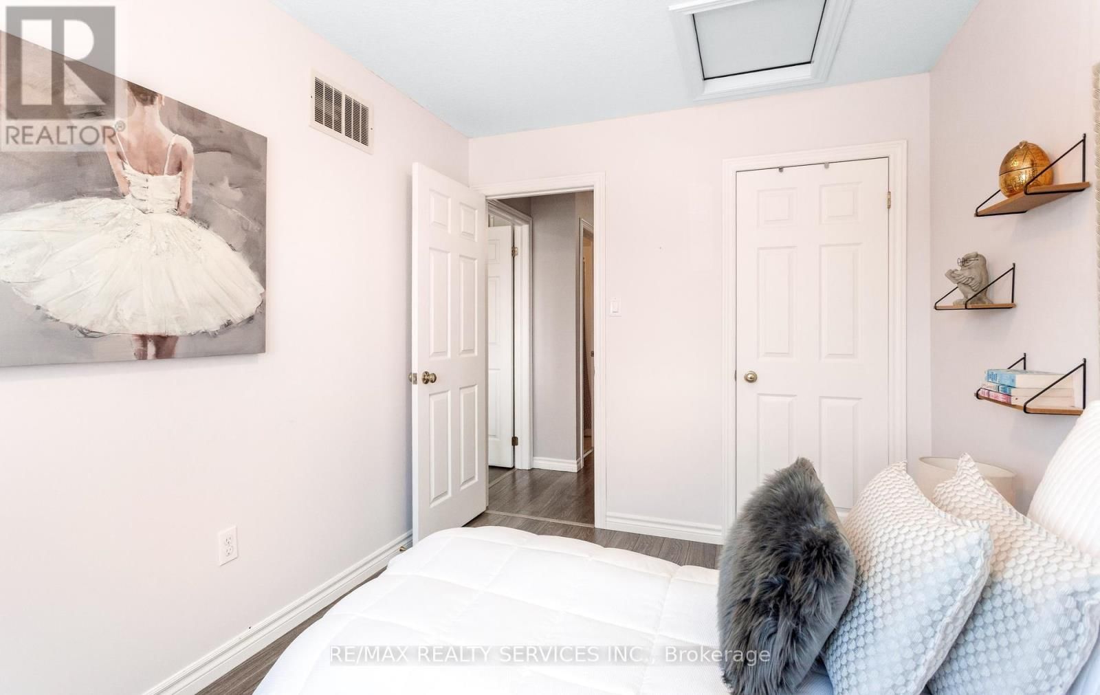 49 JAMES ARNOTT CRESCENT Image 21