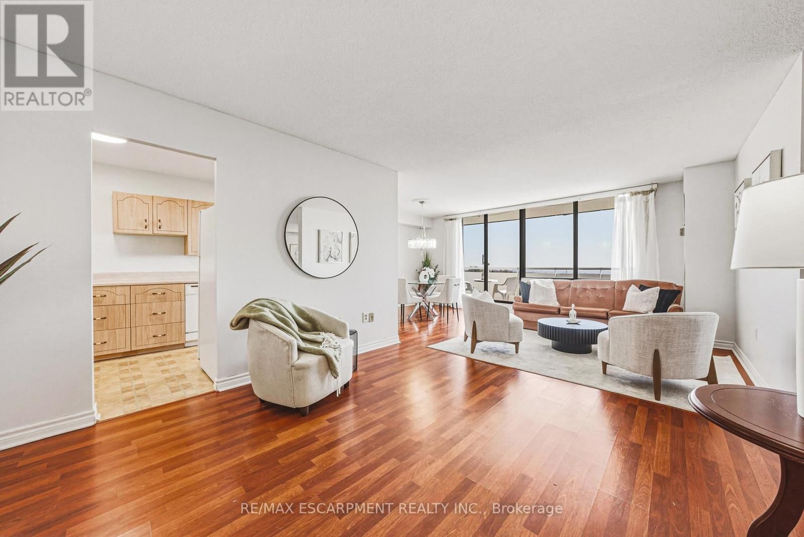 705 - 2055 UPPER MIDDLE ROAD Image 4