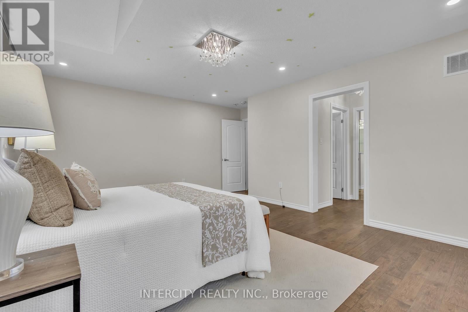 45 ROULETTE CRESCENT Image 32