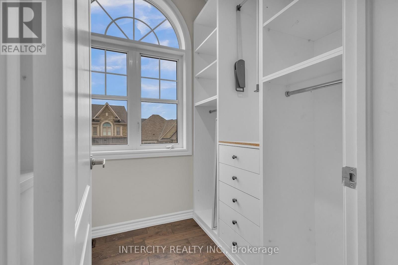 45 ROULETTE CRESCENT Image 34