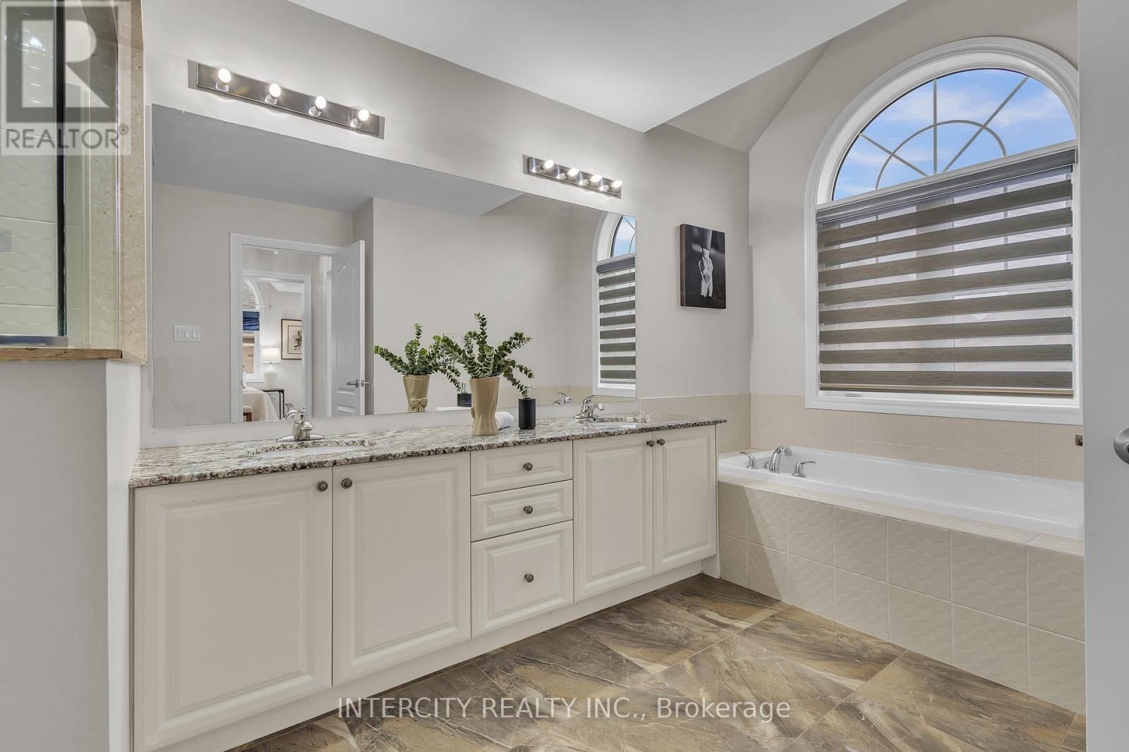 45 ROULETTE CRESCENT Image 36