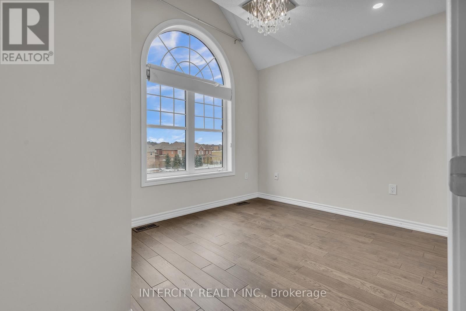 45 ROULETTE CRESCENT Image 37