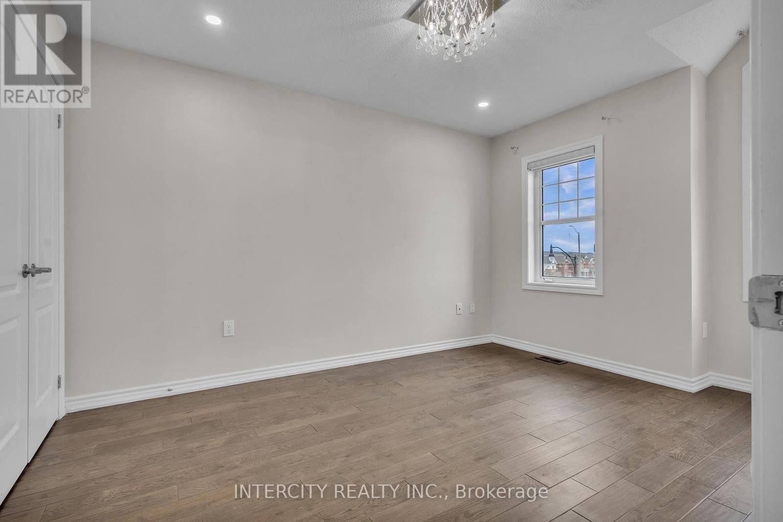 45 ROULETTE CRESCENT Image 40