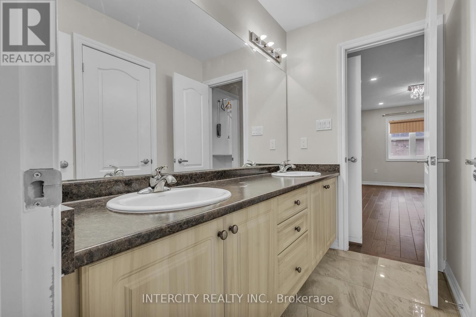 45 ROULETTE CRESCENT Image 41