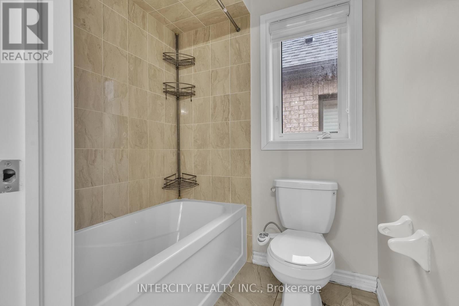 45 ROULETTE CRESCENT Image 42