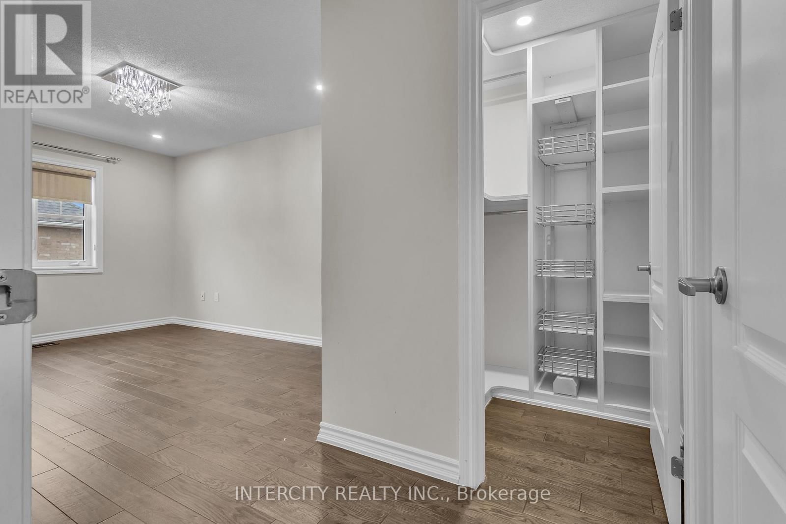 45 ROULETTE CRESCENT Image 43