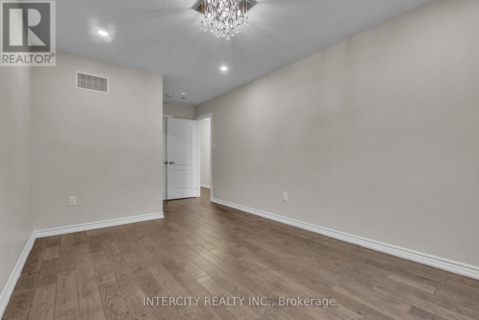 45 ROULETTE CRESCENT Image 45