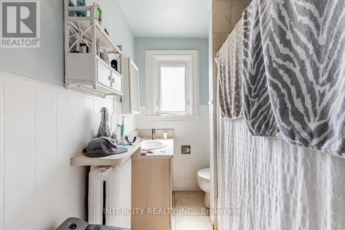 1087 ST CLAIR AVE W Image 12