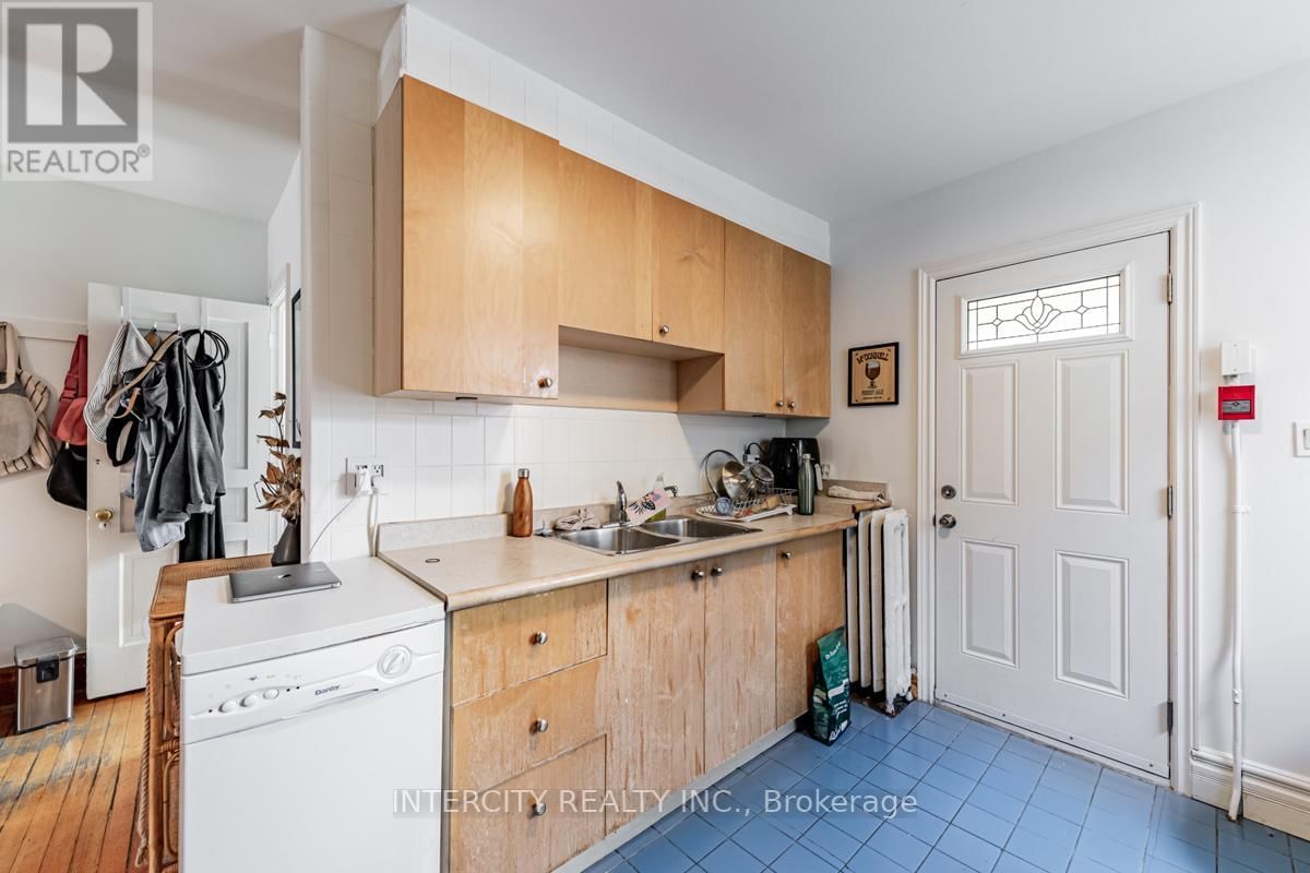 1087 ST CLAIR AVE W Image 15