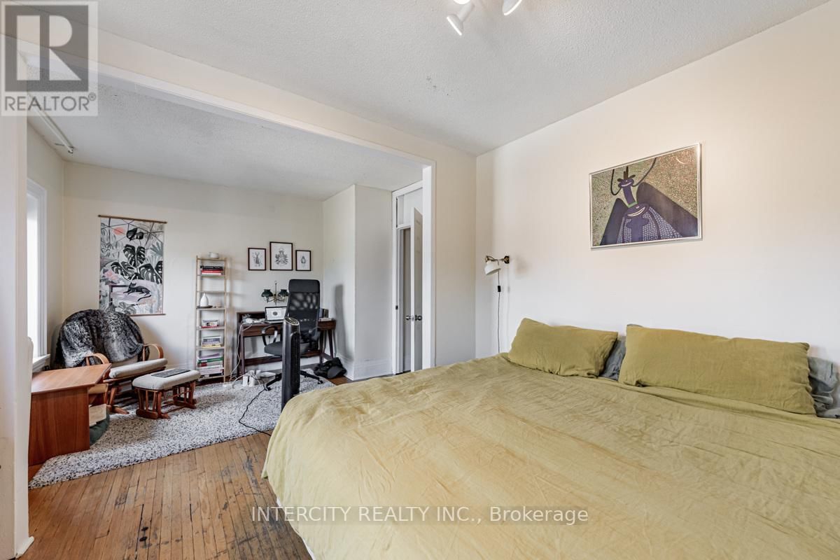 1087 ST CLAIR AVE W Image 24