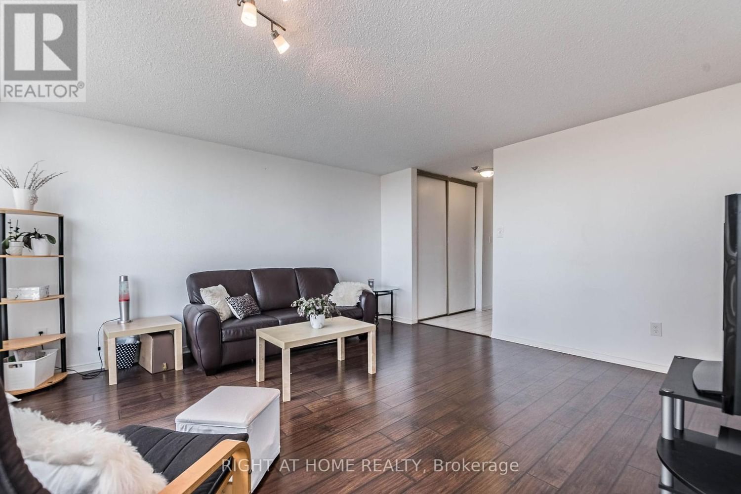 #801 -50 KINGSBRIDGE GARDEN CIRC Image 12