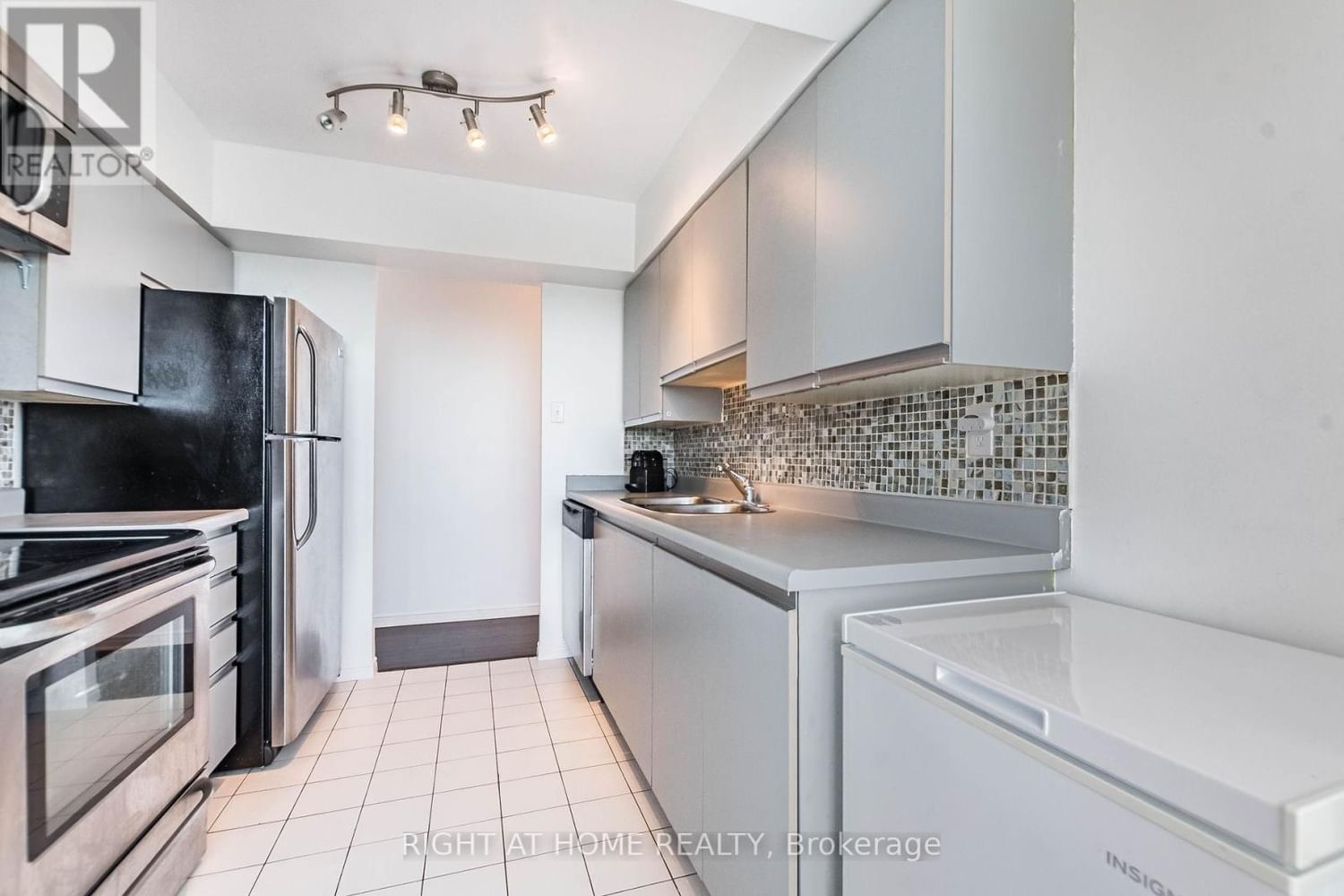 #801 -50 KINGSBRIDGE GARDEN CIRC Image 15