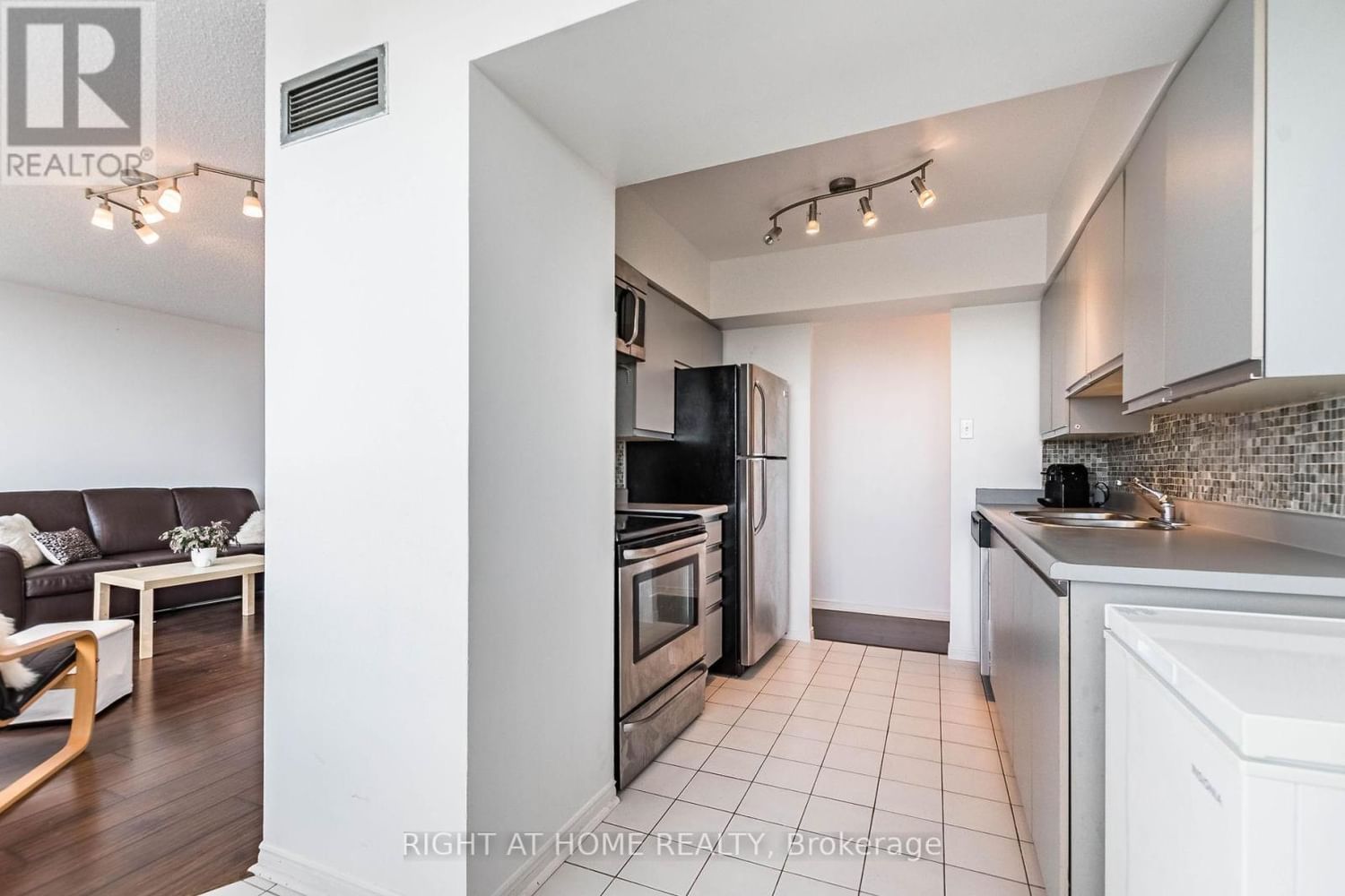 #801 -50 KINGSBRIDGE GARDEN CIRC Image 17