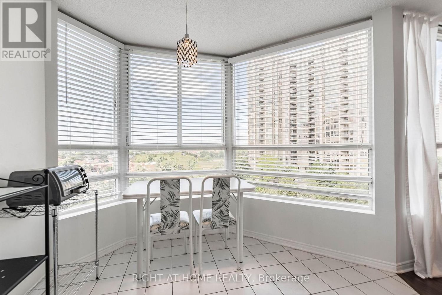 #801 -50 KINGSBRIDGE GARDEN CIRC Image 19