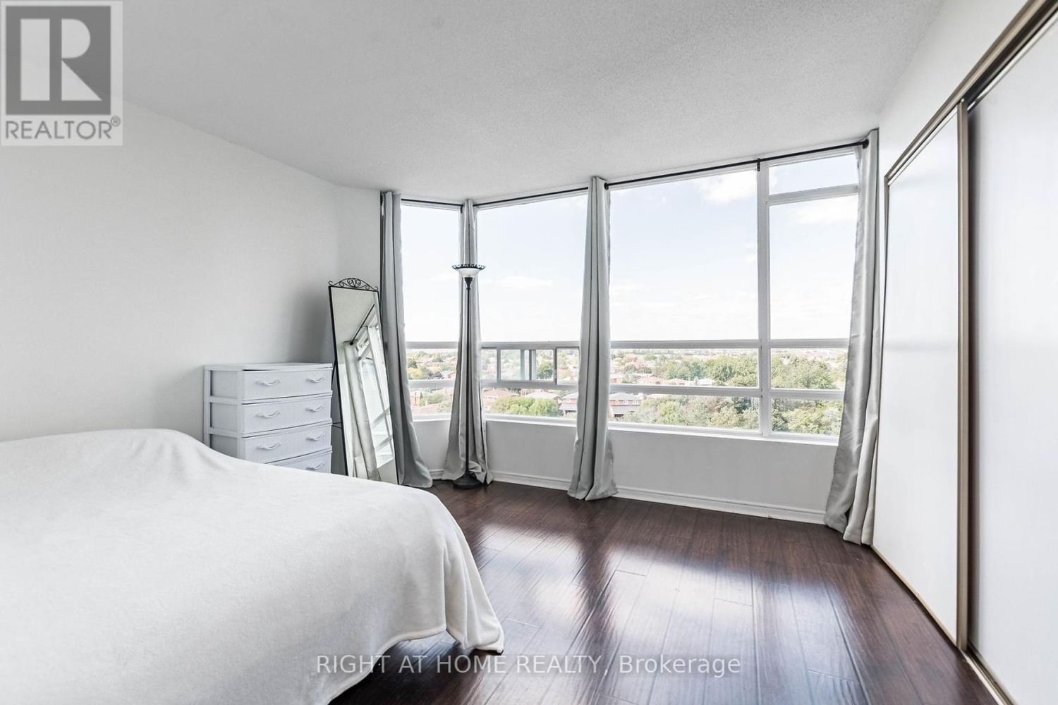 #801 -50 KINGSBRIDGE GARDEN CIRC Image 23