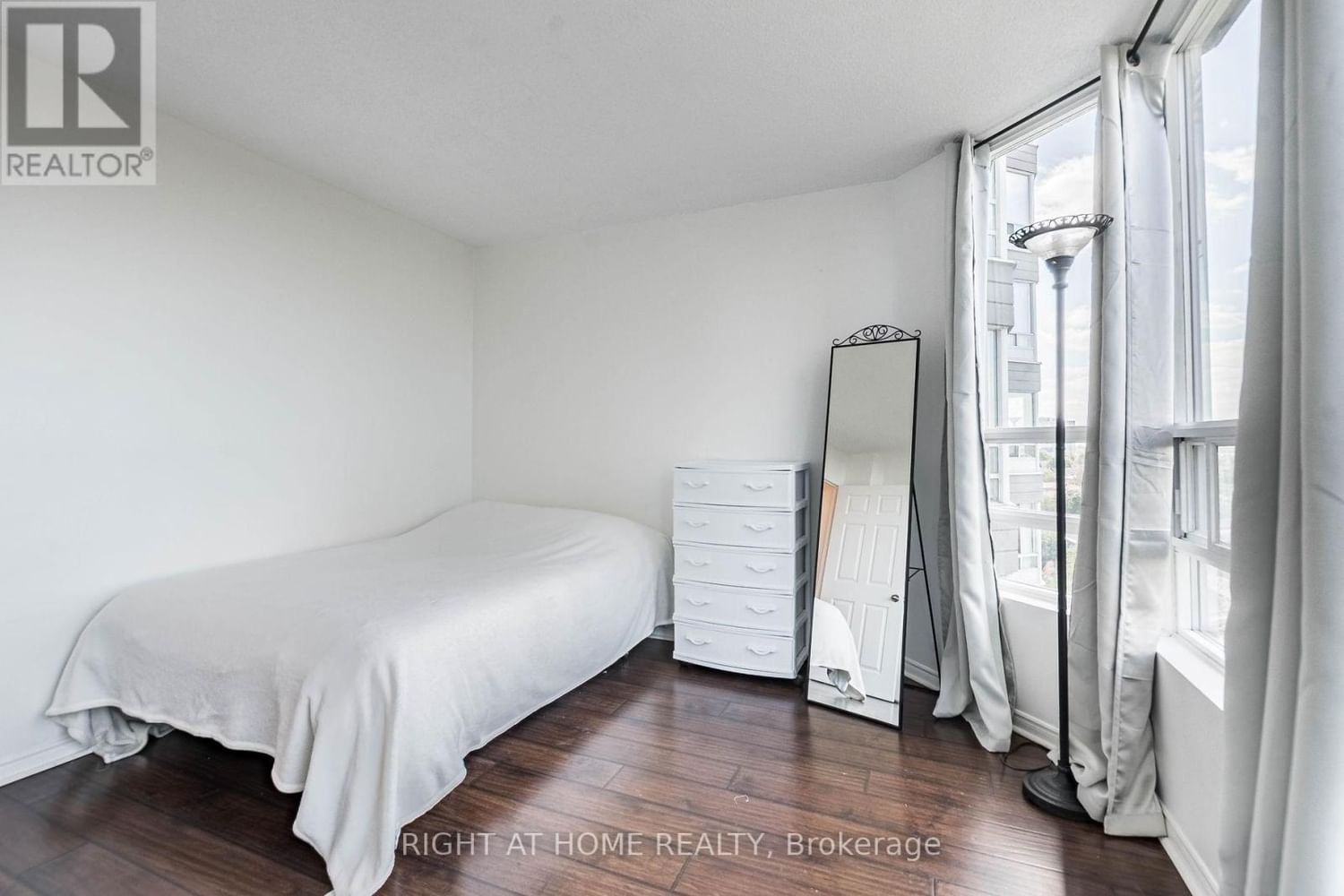 #801 -50 KINGSBRIDGE GARDEN CIRC Image 24